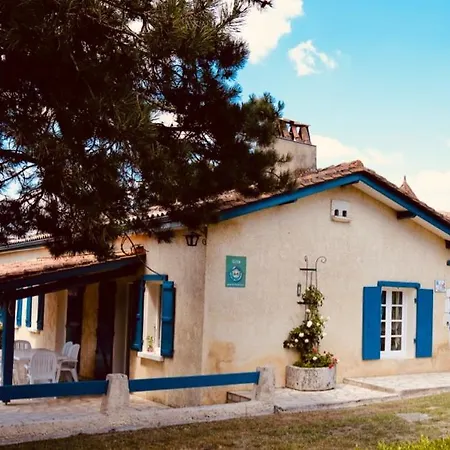 Les Volets Bleus בית נופש